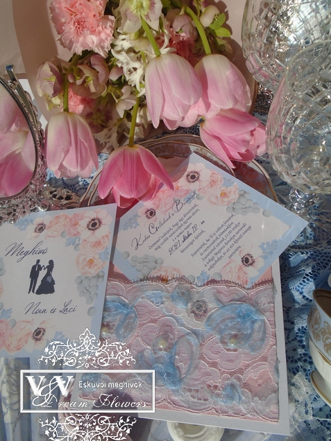 Kék csipkés esküvői meghívó tavaszi virágokkal